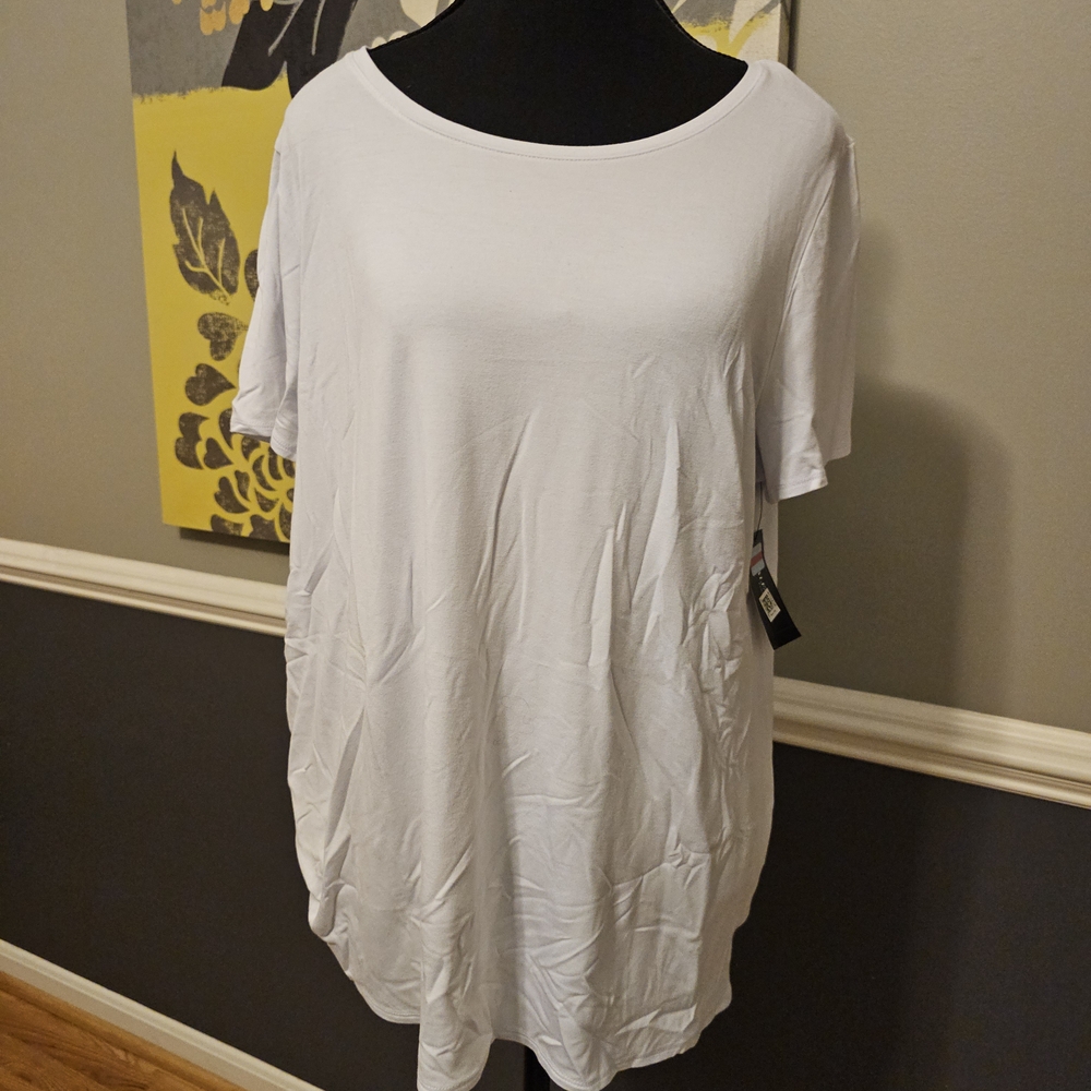 NWOT - Alfani Classic White Short Sleeve Tee